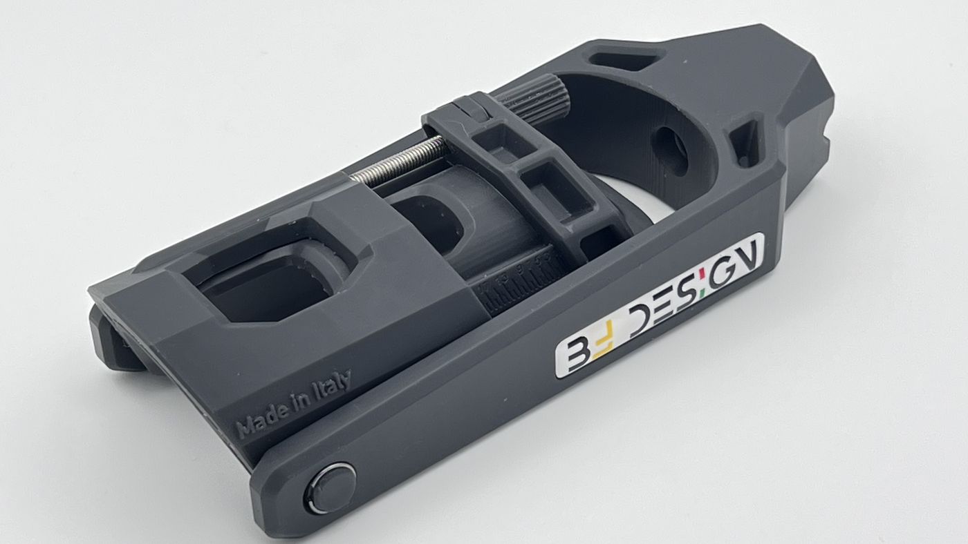 Regolatore per curling BFDESIGN, vista laterale con scala graduata e logo