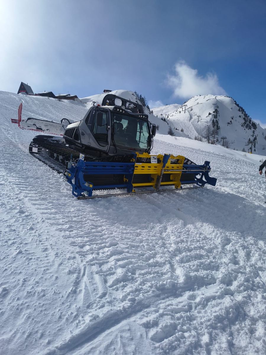 Barra per la preparazione delle piste montata sul gatto delle nevi