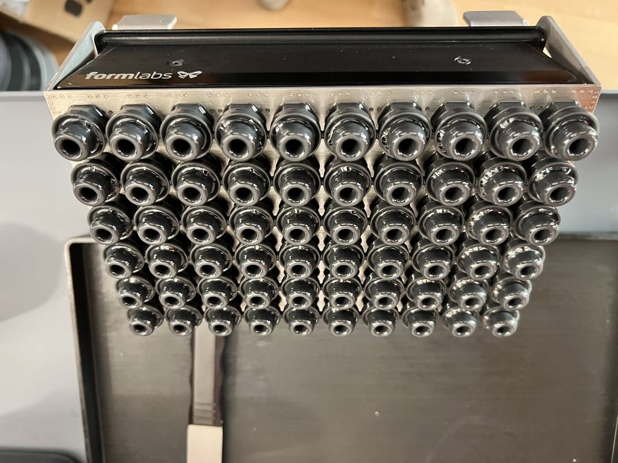 Ugelli stampati in 3D con tecnologia SLA sulla piastra di stampa